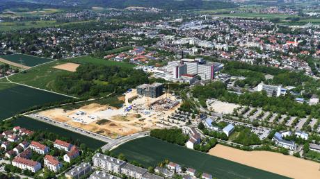 Die Augsburger Uniklinik wird neu gebaut, vorgesehen ist dafür die Grünfläche nebenan (im Bild links). Rechts davon entsteht der neue Medizincampus. Die Bereiche werden verzahnt.