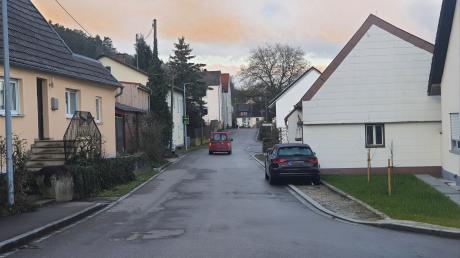 Dem Gemeinderat Binswangen lag der Antrag vor, den Kugelbergweg von der Hausnummer 18 (links im Bild)  bis 8 zu sperren.