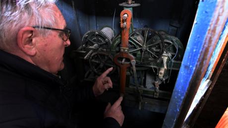 Eduard Lindner zeigt das historische Uhrwerk der Kirchturmuhr in Lauterbrunn.