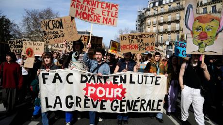 In Frankreich haben kurz vor der Entscheidung über die umstrittene Rentenreform in vielen Städten erneut tausende Menschen gegen die Anhebung des Renteneintrittsalters demonstriert.

