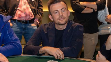 Enrico Maaßen zeigte nicht nur bei der Casino-Night sondern auch vor dem Schalke-Spiel sein Pokerface.