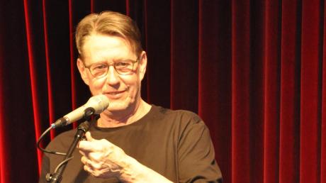 Probierte bei einer Vorpremiere auf der Thaddäus-Bühne in Kaisheim sein neues Programm: der Kabarettist Andreas Rebers.