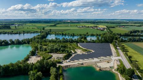 Auf dem Schlammsee links neben dem bestehenden Solarpark wollen die Stadtwerke Dillingen-Lauingen und die Firma Wager eine schwimmende Photovoltaikanlage errichten.