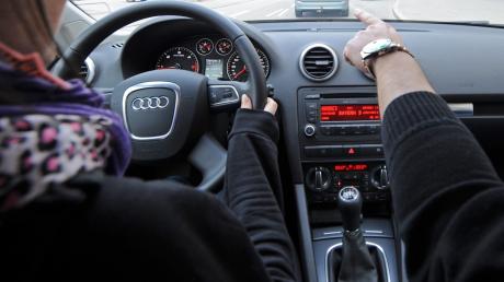 Mit Hilfe des begleiteten Fahrens können Fahranfänger Erfahrungen sammeln und so sicherer ans Ziel kommen, gleichzeitig kommt es jedoch auch häufig zu Konflikten im Auto.