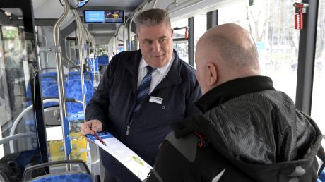 Robert Kratzsch von den Stadtwerken beriet am Freitag im Bewerberbus der Stadtwerke am Königsplatz mehrere Interessenten, die eine Ausbildung als Busfahrer beginnen möchten. 