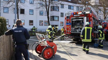 Ein größeres Aufgebot an Rettungskräften musste am Samstagvormittag zu einem Brand in der Leharstraße in Haunstetten ausrücken.