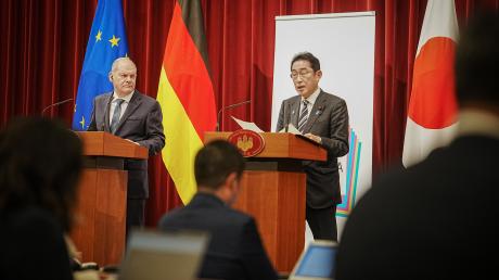 Bundeskanzler Olaf Scholz (l, SPD) und Fumio Kishida, Ministerpräsident von Japan , gemeinsam am Rande der ersten deutsch-japanischen Regierungskonsultationen.