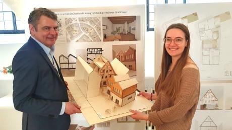 Im Architektur-Seminar von Professor Bernhard Irmler an der Hochschule Augsburg entstand dieses Modell eines Doppelhauses für den hinteren Bereich der Manggasse 6. Entworfen hat es Studentin Selina Ahrens (rechts im Bild) mit ihrer Kommilitonin Paula Feigen.