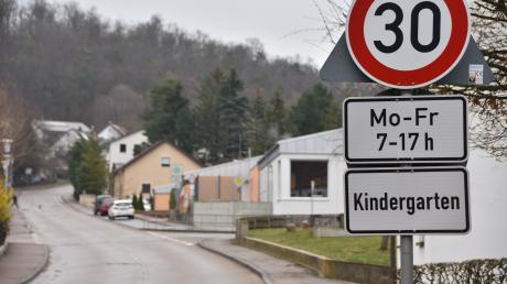 Jeder dritte Autofahrer ist auf Mündlinger Straße in Harburg im Bereich der Kindertagesstätte zu schnell. Das hat eine Messung ergeben. Deshalb reagiert die Stadt nun.