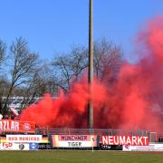 Beim Regionalligaspiel FV Illertissen gegen den FC Bayern München II haben Fans auf der Gästetribüne Pyrotechnik abgebrannt.