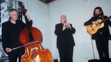 Stefan Engelmann (Kontrabass), Helmut Eisel (Klarinette) und Gilles Grethen (Gitarre) bei ihrem Auftritt in Reimlingen.