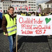 Mehr als 2000 Teilnehmer kamen zur Kundgebung  am Montag in Augsburg, mit dabei waren Maja Jurica (links) und Stefanie Förg.  