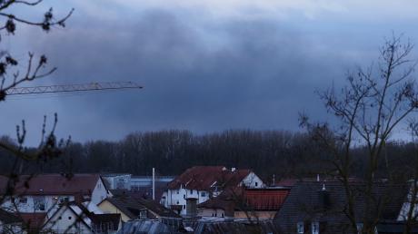 Eine schwarze Rauchwolke hat sich am Sonntagabend bei dem Brand im Recyclingunternehmen Fisel über Dillingen gebildet. 