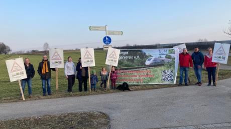 Mitglieder des Hirblinger Bürgervereins nahmen an einer Protestaktion des Aktionsbündnisses Bahn Bürgerinitiativen Deutschland (ABBD in Hirblingen teil.