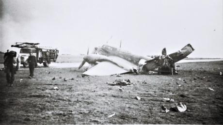 In den an der Ringstraße abgestellten Zerstörer Me 110 prallte die Mustang des Piloten Byron Hill.