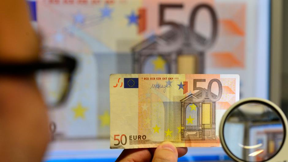 In Deutschland wird der 50-Euro-Schein am häufigsten gefälscht. Fälle von Falschgeld nehmen bundesweit zu – und fordern die Polizei heraus.