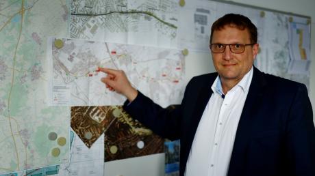 Ralf Gummersbach, technischer Geschäftsführer der SWU Verkehr, zeigt auf einem Plan, wo die Arbeiten nötig sind.