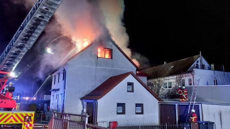 Mit einem Großaufgebot von rund 120 Einsatzkräften sind die umliegenden Feuerwehren am Montagabend zu einem Dachstuhlbrand in Edenbergen ausgerückt.