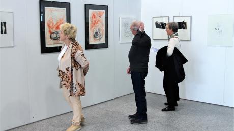 Interessierte Besucherinnen und Besucher bei der Schwäbischen Grafikausstellung in Senden. 114 ausgewählte Arbeiten sind dort zu sehen.