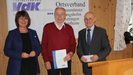 Paul Riegg (Mitte) ist seit 40 Jahren Mitglied des VdK-Ortsverbandes. Neben ihm auf dem Foto: Die stellvertretende VdK-Kreisvorsitzende Petra Wagner (links), Vorsitzender Hubert Ferber.