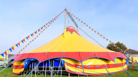 Der Aufbau des Zirkuszeltes sei in Großaitingen wegen des Wetters zu riskant, sagt Alfredo Frank vom "Circus Zomania". Das Bild zeigt das Zelt eines anderen Zirkus.