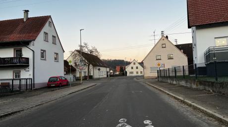 Zöschingen gibt weiter Geld für die Ortsdurchfahrt aus. Im Rahmen der Sanierung dort wird beim Kindergarten Regenbogen eine Ampel gebaut.