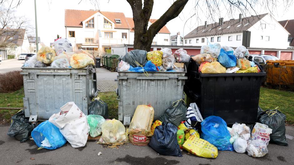 So sah es am Montag in Göggingen aus. Am Dienstag kam die Müllabfuhr, doch es wurden nicht alle Müllsäcke mitgenommen.  