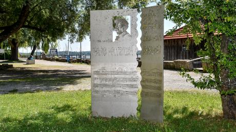 Das Pfitzner-Denkmal in der Schondorfer Seeanlage (das Bild zeigt den Zustand kurz vor dem im Sommer erfolgten Abbau, nachdem es beschmiert worden war) stellt eine Herausforderung für die Kommunalpolitik dar.