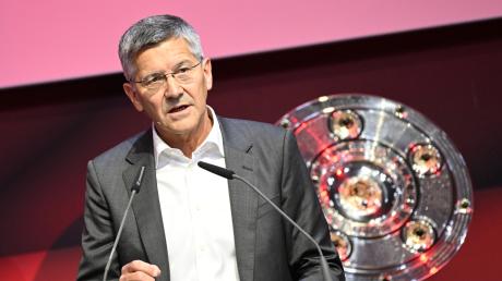 Herbert Hainer, der Präsident des FC Bayern München sprach bei einem Besuch bei der Firma Siegmund in Oberbottmashausen über seine Ansprüche an seine Spitzenteams im Fußball und Basketball.