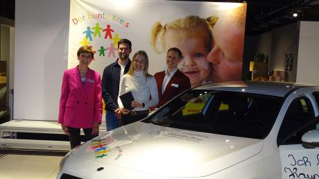 Der Hauptpreis, eine Mercedes-Benz A-Klasse, ging an Nicole Kunzer (Mitte). Mit ihr freuten sich (von links) Astrid Grotz, Daniel Kunzer und Thomas Gräcmann.