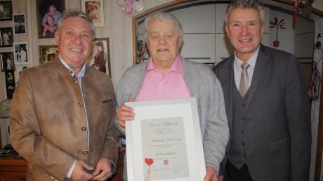 Andreas Hornung (Mitte) ist der neue Ehrenbürger von Klosterlechfeld. Zweiter Bürgermeister Erwin Mayer (links) und Bürgermeister Rudolf Schneider überreichten ihm die Urkunde.