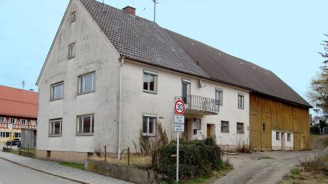 Vor Jahren konnte die Gemeinde Balzhausen dieses leerstehende Anwesen Hauptstraße 4 südlich des Bürgerhaues von Balzhausen erwerben, das derzeit vom Bauhof und als Lagerstätte nicht benötigten Inventars genutzt wird. 