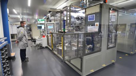 Ein Mitarbeiter steht in einem Reinraum für die Produktion von Knopfzellen in der Lithium-Ionen-Fabrik von Varta in Nördlingen. Das Geld aus der Kapitalerhöhung soll die Produktion der Knopfzellen absichern.