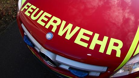 Feuerwehrleute aus Weißenhorn haben am Dienstagabend brennende Wahlplakate gelöscht.  