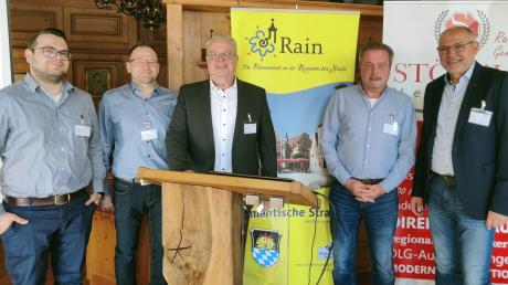Gastgeber beim  Unternehmerfrühstück in Rain waren Bürgermeister Karl Rehm (Mi.) zusammen mit den Brüdern (v. li.) Christian und Stefan Stöckle (Gasthaus "Zum Boarn"). 
