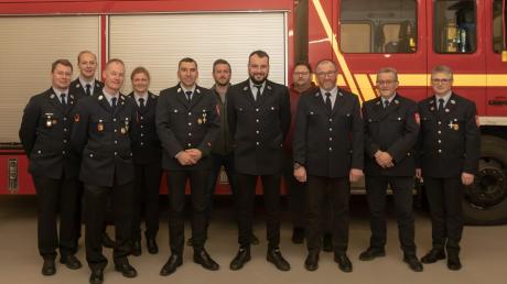 Der neue Vorstand, die Kommandanten und der Neuburger Bürgermeister bei der diesjährigen Hauptversammlung der Neuburger Feuerwehr.
