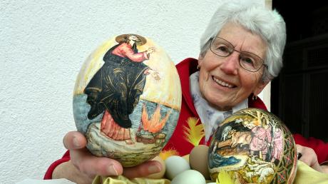 Lia Mathe zeigt kunstvoll bemalte Eier von ihrer verstorbenen Freundin und Ordensschwester .