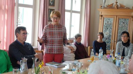 Viktoria Lofner-Meir sprach über die Wahrnehmung von Fremden damals und heute, im Rahmen eines Seniorennachmittags im Pfarrheim in Irsingen.