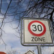 Ein 18-Jähriger ist mit 100 km/h durch eine 30er-Zone in Bad Wörishofen gefahren.