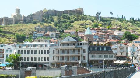 Über die Kura führen mehrere Brücken in die Altstadt von Tiflis. 