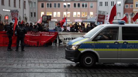 Auch im Vorjahr wurde in Augsburg am Rathausplatz gegen den AfD-Neujahrsempfang im Rathaus demonstriert.  