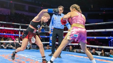 Über zehn Runden lieferten WBC-Weltmeisterin Tina Rupprecht aus Augsburg (links) und WBA-Weltmeisterin Seniesa Estrada in Fresno, USA, einen hochklassigen Boxkampf ab, den Estrada schließlich nach Punkten gewann. 