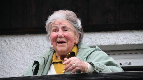 
Katharina "Käthi" Trometer freut sich über das Geburtstagsständchen ihres Gesangsvereins "Liederhain Langenneufnach". Sie wurde 100 Jahre alt.
