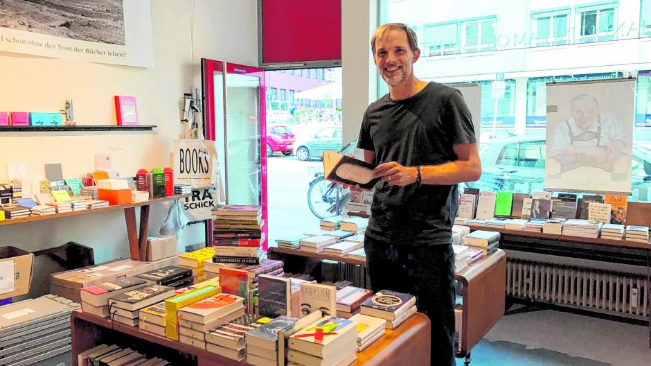Thomas Tuchel zu Besuch in der Augsburger Buchhandlung am Obstmarkt. Buchhändler Kurt Idrizovic fotografierte damals seinen Freund, der nach neuem Lesestoff suchte. Das Foto entstand vor etwa drei Jahren. 