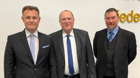 Bei der Amtsübergabe: (von links) Regierungsdirektor Roland Retzbach, Ministerialdirektor Frank Arloth, Regierungsdirektor Marc Döschl.