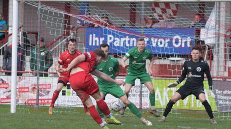 Der Doppeltorschütze beim Abschluss: Patrick Höggs zwei Tore reichten dem TSV Rain nicht zum Sieg gegen die SpVgg Ansbach.