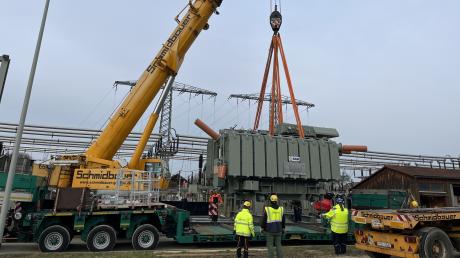 Die LEW Verteilnetz GmbH (LVN) hat einen neuen 110/20-Kilovolt-Transformator auf das Gelände des Umspannwerks Vöhringen anliefern lassen. 
