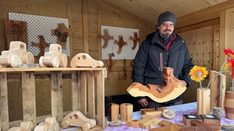 Vielerlei aus Holz hatte Holger Golling aus Handzell beim Ostermarkt in Pöttmes zu bieten.
