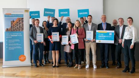 Das Foto zeigt die neuen Unterstützer im Team Energiewende Bayern zusammen mit Mitarbeiterinnen und Mitarbeitern der Regierung von Oberbayern und Regierungspräsident Dr. Konrad Schober (Vierter von rechts).