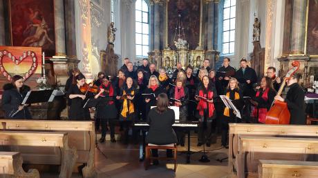 Der Merchinger Chor Alondra unter Leitung von Karin Wolferstetter sang für den Frieden.